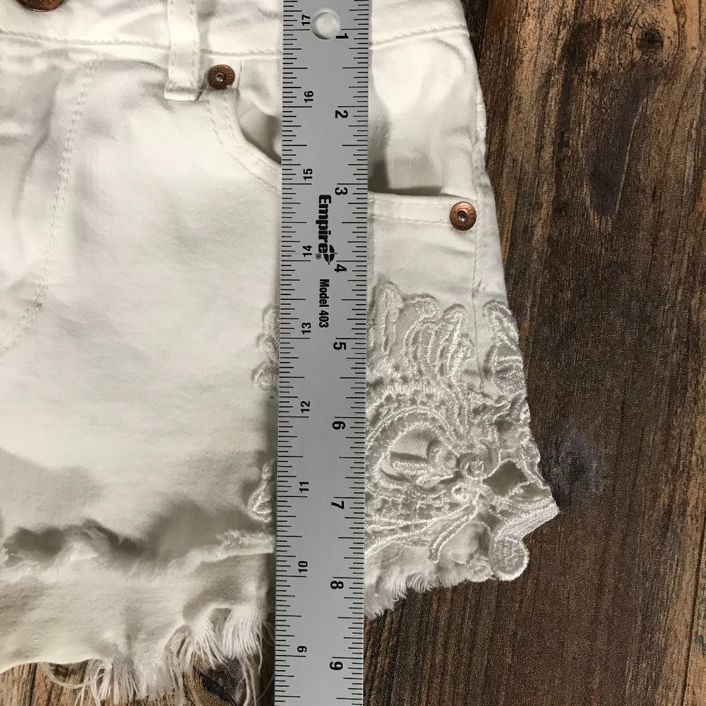 Bullhead Denim Co high rise shorts, white, size 0. (#SUM106) - Picture 5 of 5